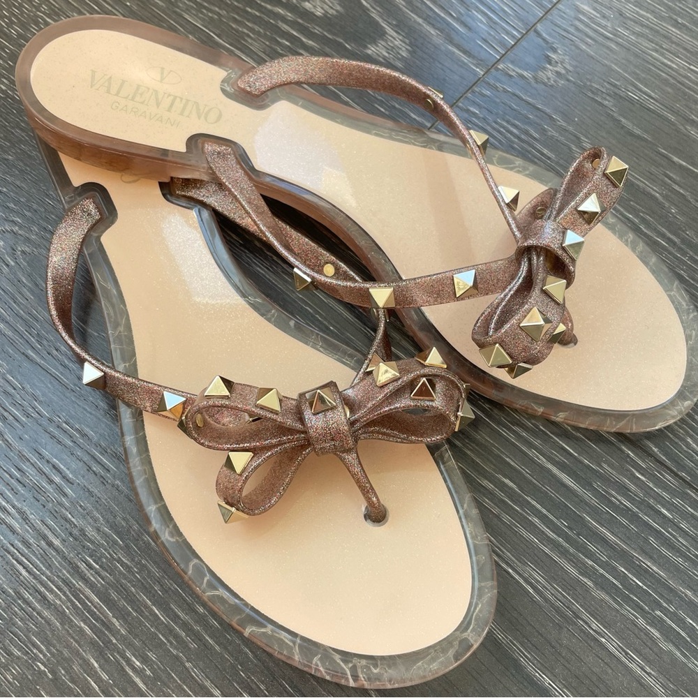 Valentino Garavani Rockstud Bow Sandal: Size 41